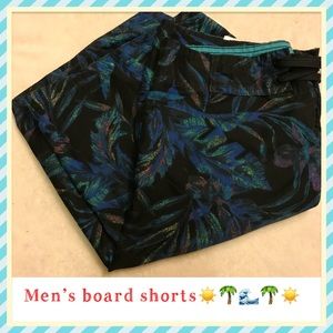Men’s tropical pattern board shorts